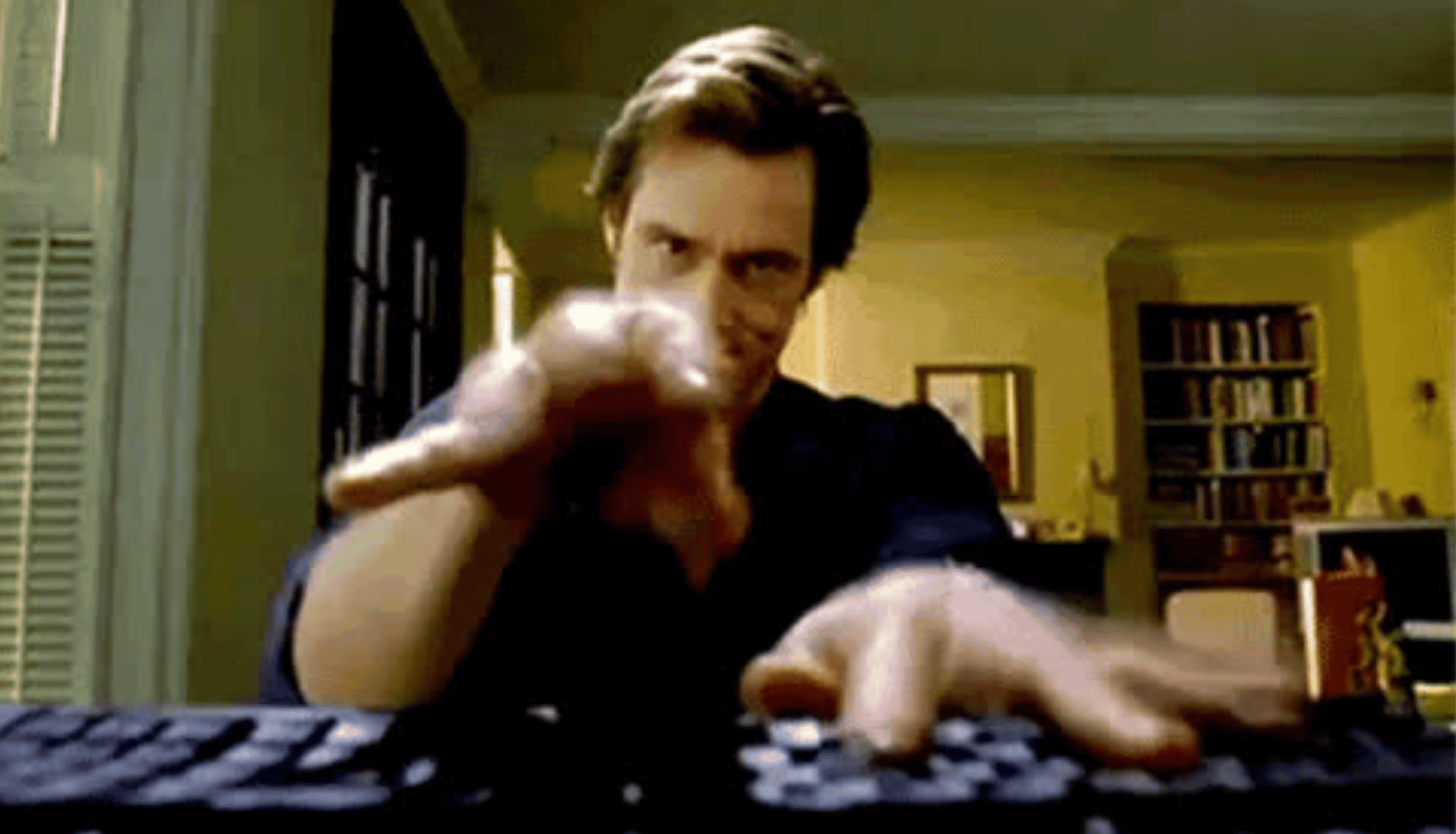 Jim Carrey scrive al computer - blog marketing
